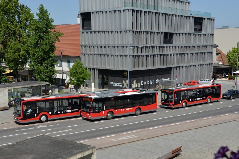 Die roten Stadtbusse fahren seit mehr als 30 Jahren.Stadt (2)