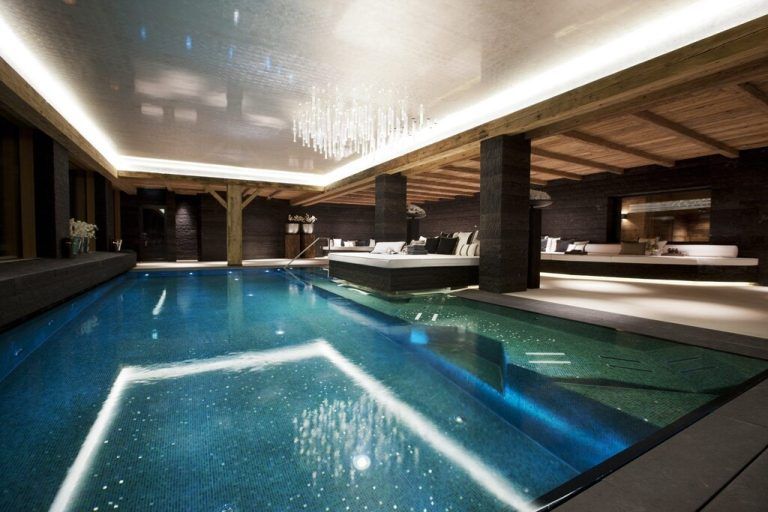 Die Schwimmhalle des noblen Chalets im Jahr der Eröffnung.