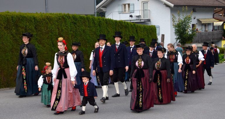 Die Trachtengruppe Vandans im Sommer dieses Jahres in ihrer Heimatgemeinde beim Festumzug zum Jubiläum „125 Jahre Harmoniemusik Vandans“.SCO