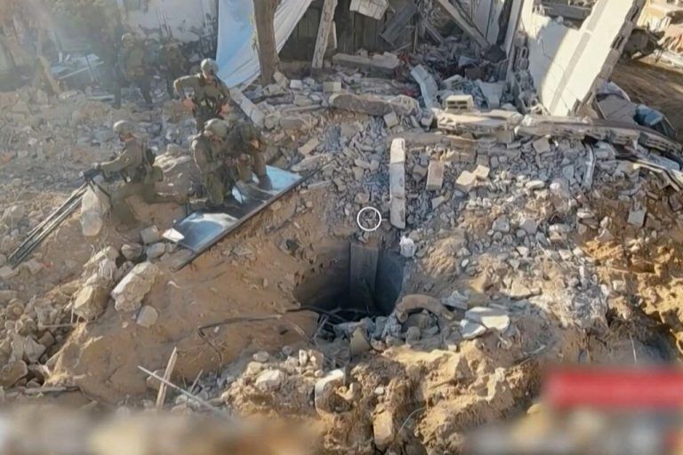 Dieses Bild aus einem Video des israelischen Militärs soll einen Eingang in die Tunnel unter dem Krankenhaus zeigen.