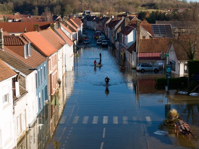 Dieses Bild zeigt das überflutete Dorf Neuville-sous-Montreuil in Nordfrankreich, wo etwa 250 Gemeinden aufgrund massiver Überschwemmungen zum Naturkatastrophengebiet erklärt wurden. AFP