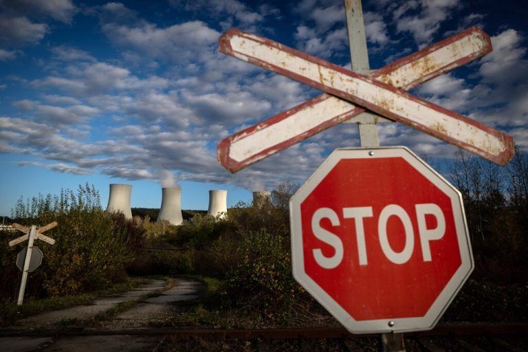 Dieses Stoppschild ist in der Nähe der Kühltürme des dritten und vierten Blocks des Kernkraftwerks Mochovce in der Westslowakei zu sehen. AFP