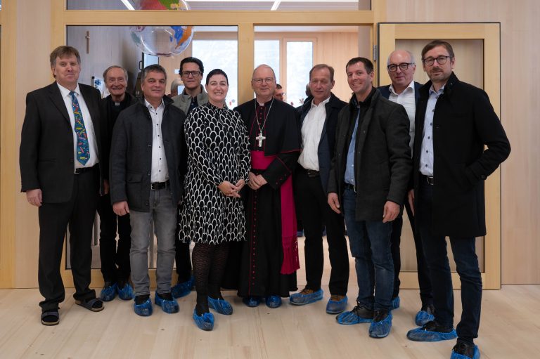 Direktor Norman Lässer zeigte sich erfreut, die geladenen Gäste in der neuen Schule herumzuführen.