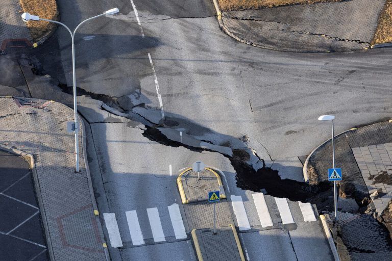 Ein Erdbeben riss diese Straße im isländischen Grindavik auf.Reuters