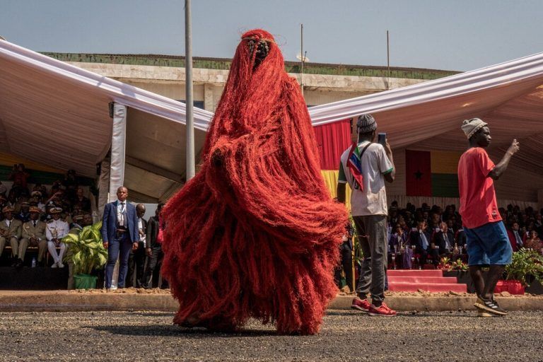 Ein Mann tanzt in einem traditionellen Kankuran-Kostüm während der Feierlichkeiten zum 50. Unabhängigkeitstag von Guinea-Bissau in Bissau. Der westafrikanische Staat gehörte bis 1973 zu Portugal. AFP