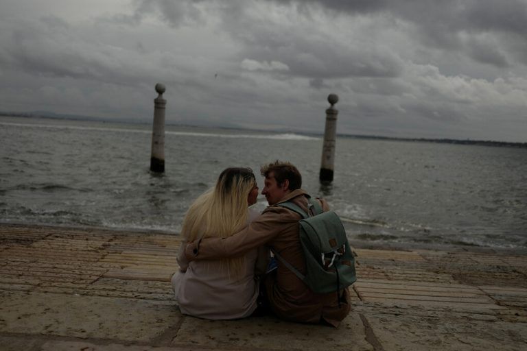 Ein Pärchen genießt in der Nähe des Cais das Colunas in der portugiesischen Hauptstadt Lissabon die traute Zweisamkeit. Reuters