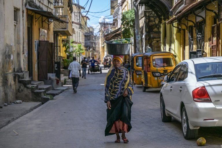 Eine Frau geht durch eine Straße in der Altstadt von Mombasa, der zweitgrößten Stadt in Kenia. AFP