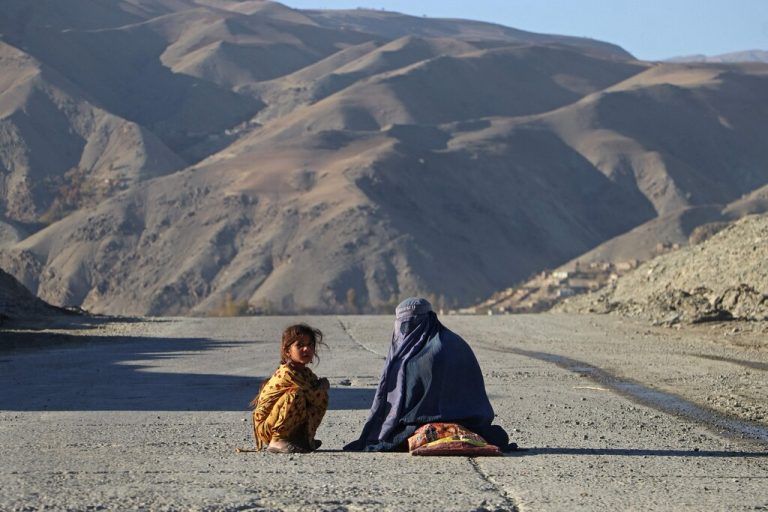Eine in eine Burka gekleidete afghanische Frau bettelt in der Provinz Badakhshan zusammen mit ihrer Tochter um Almosen. AFP