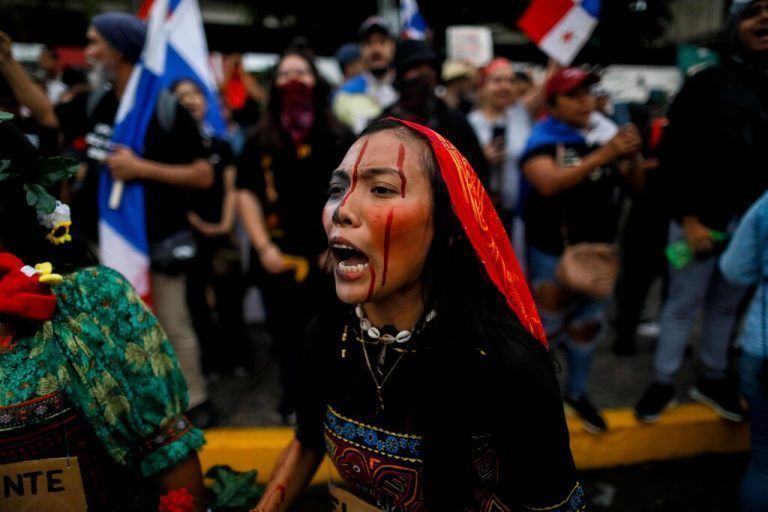 Eine indigene Frau nimmt in Panama-Stadt an einem Protest gegen den Regierungsvertrag mit dem kanadischen Bergbauunternehmen First Quantum teil. AFP