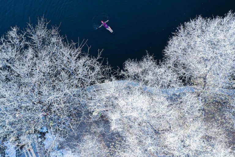 Eine Winterschwimmerin genießt die kühlen Temperaturen in einem See im Beiling Park in der chinesischen Stadt Shenyang. AFP