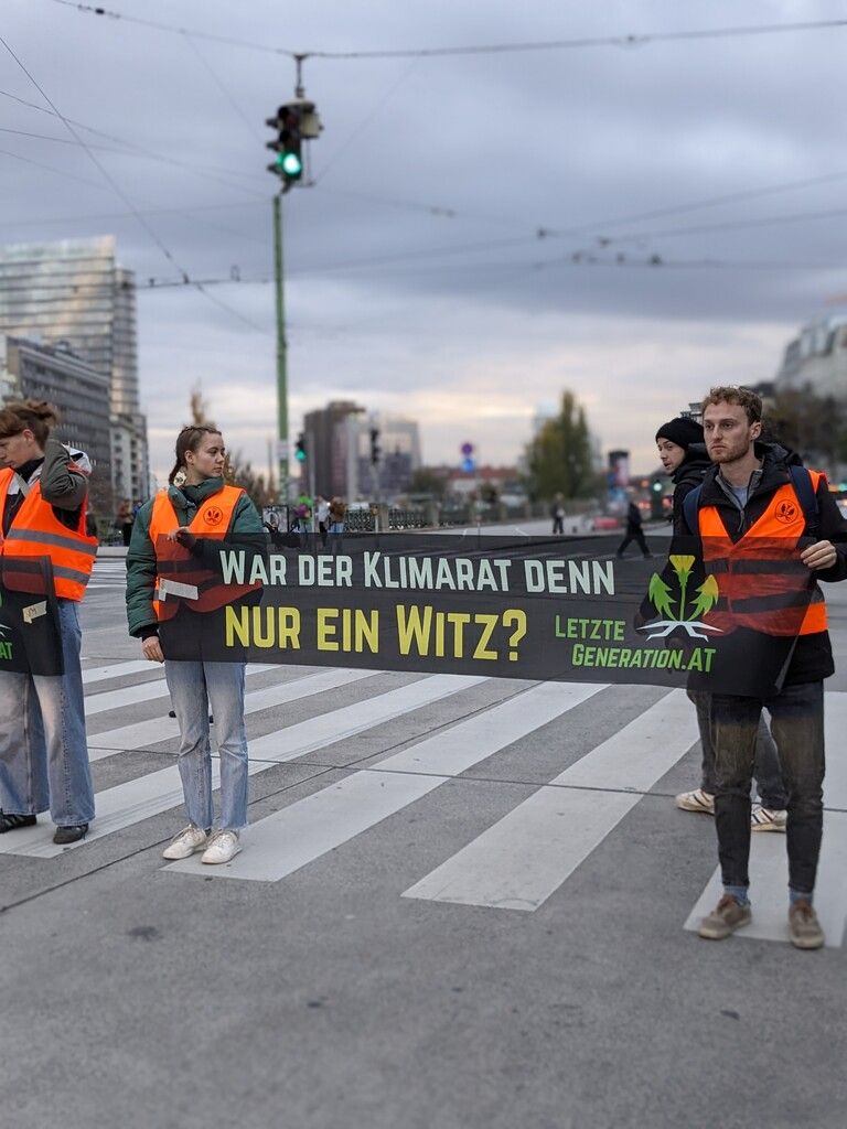 Einen Tag nach massiven Verkehrsblockaden in Wien starteten Aktivisten der „Letzten Generation“ am Dienstag erneut Proteste. apa