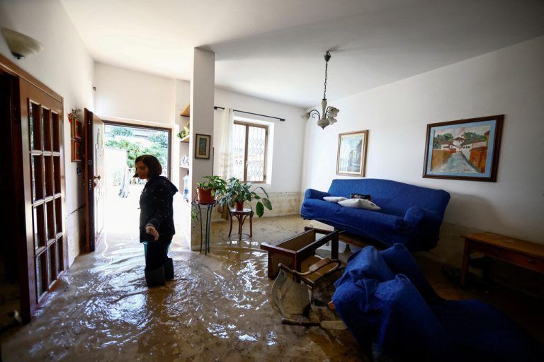 Enza Carfagno steht nach dem Sturm „Ciaran“ in ihrer überfluteten Wohnung in Campi Bisenzio, Toskana. Reuters