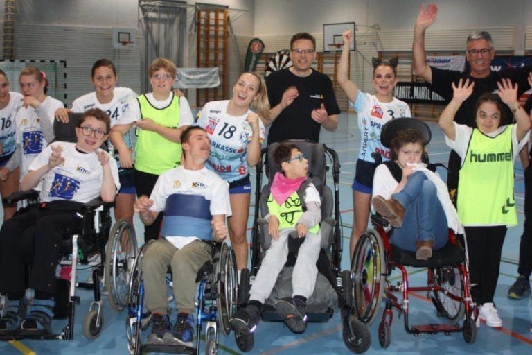 Voller Begeisterung feiern Kinder vom Schulheim Mäder mit lokalen Politikern das Event. <span class="copyright">VN-TK</span>