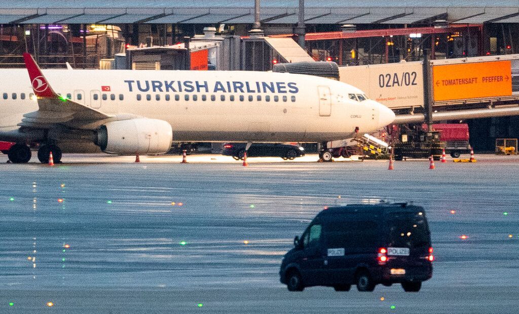 Geiseldrama am Hamburger Flughafen nach 18 Stunden unblutig beendet. »D8