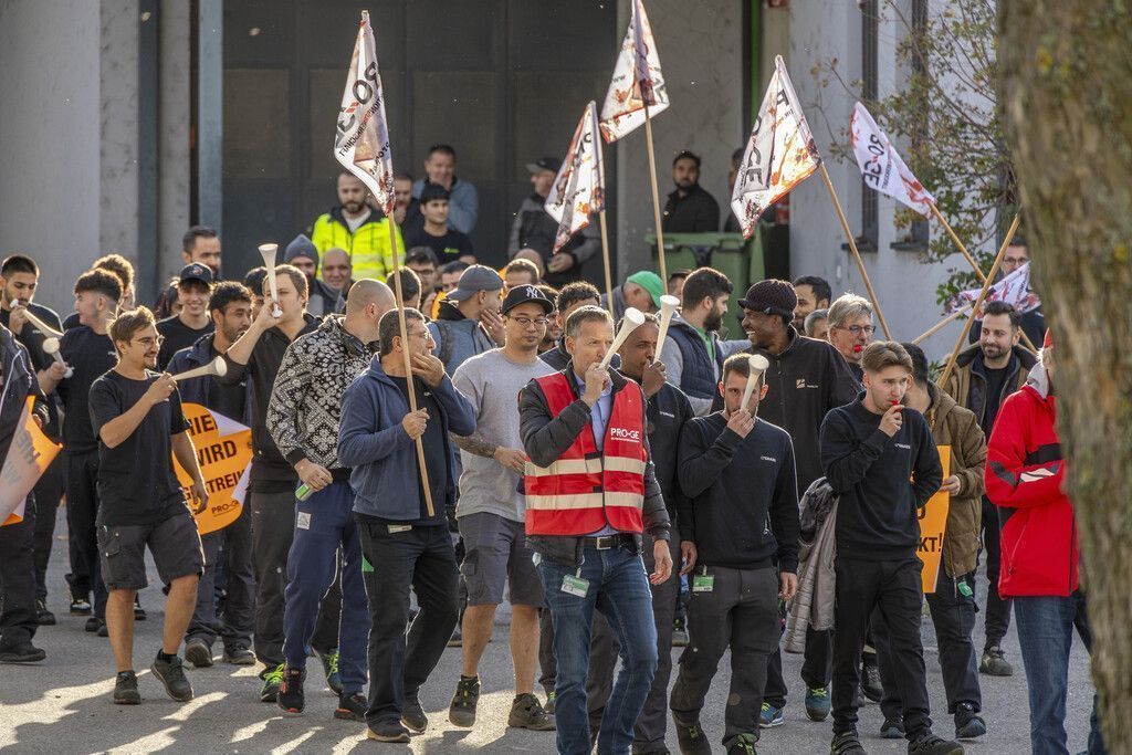 Metaller-KV: Mit Warnstreiks Arbeitnehmer-Forderungen unterstreichen. »D1