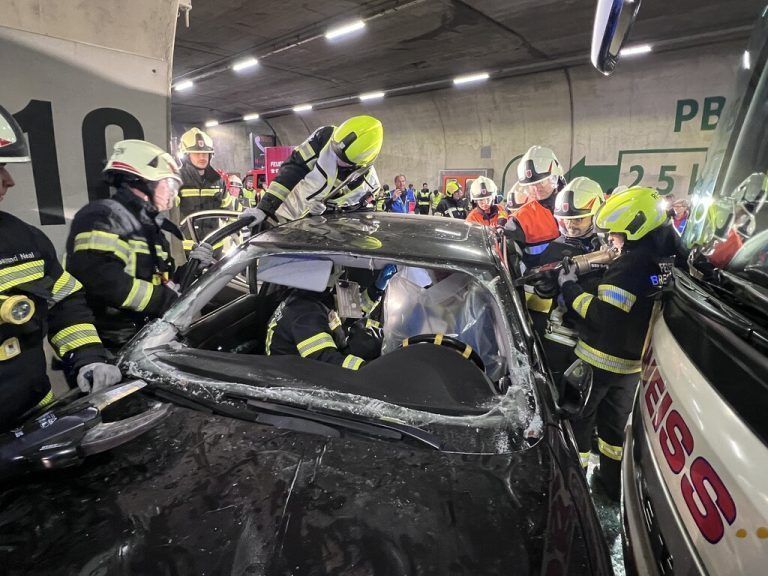 Rund 7200 aktive Feuerwehrleute gibt es in Vorarlberg. Diese proben regelmäßig für den Ernstfall, wie zuletzt hier im Pfändertunnel. <span class="copyright">Vlach</span>