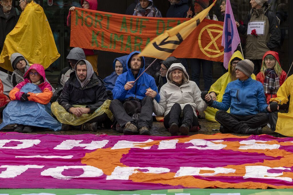 Demo gegen Stadttunnel ­während Landtagssitzung von Polizei aufgelöst. »A2