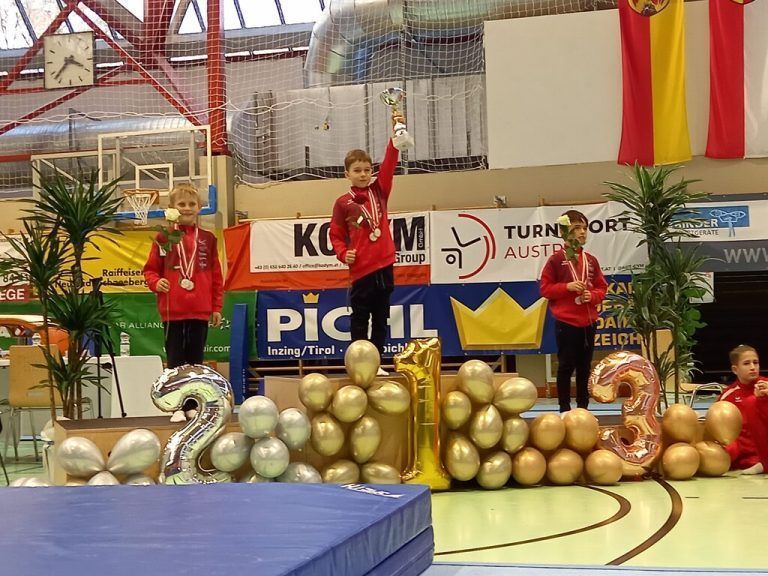 Florian Endres und Mathias Rexa von der TSW freuten sich über den Doppelsieg. Im Bild auch Levi Bitschnau (TS Röthis) als Drittplatzierter.