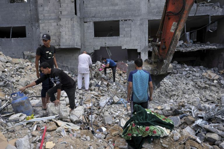 Freunde und Verwandte suchen im Gazastreifen nach den Leichen.