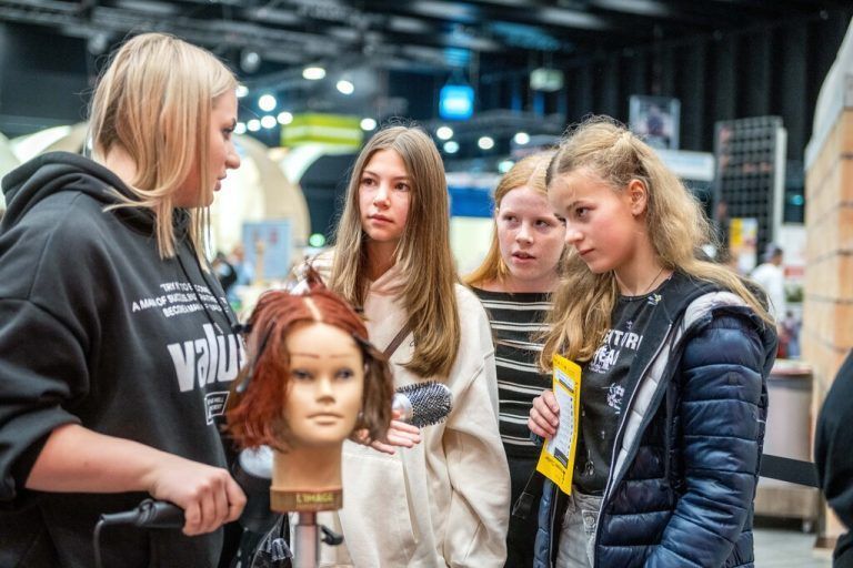Friseur-Messestand als Anziehungspunkt.