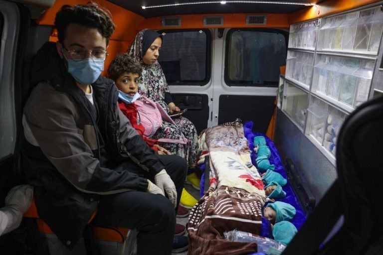 Frühgeborene Babys werden aus Gazas Al-Shifa-Spital nach Ägypten evakuiert.