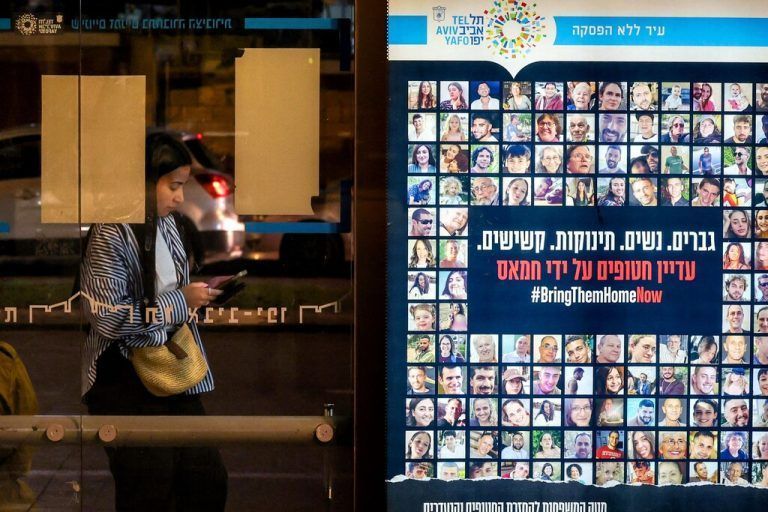 Für alle sichtbar werden mitten in Tel Aviv die israelischen Geiseln der Hamas präsentiert, die nun freikommen sollen.AFP
