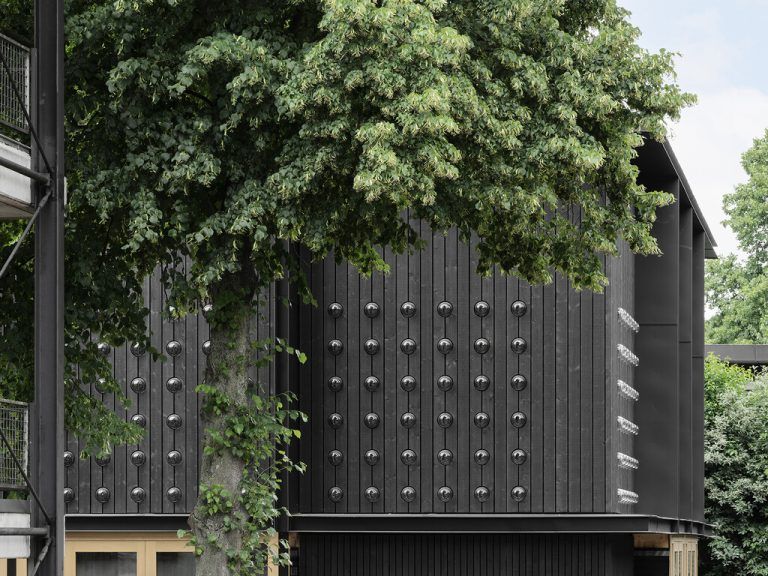 Gefertigt und montiert wurden die Linsen in Zusammenarbeit mit i+R Holzbau. glasmarte
