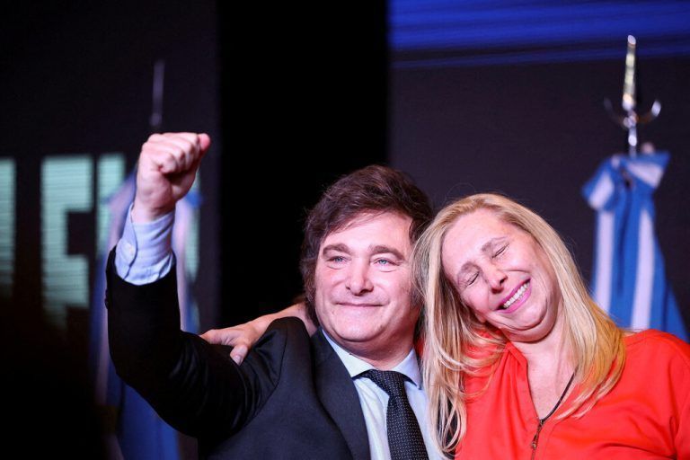 Gemeinsam mit seiner Schwester Karina zelebriert Javier Milei (l.) seinen Sieg zur Präsidentschaft.Reuters