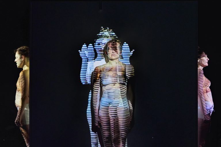 Überlagerungen spielen nicht nur in der Videoinstallation eine wichtige Rolle. Sie ziehen sich durch das ganze Stück.VLT/Köhler