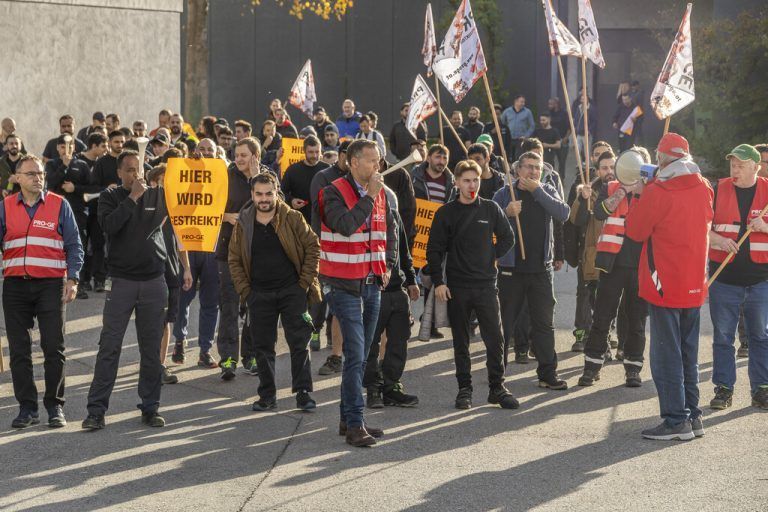 Grass-Mitarbeiter bekundeten den Willen zum Streik. VN/Paulitsch