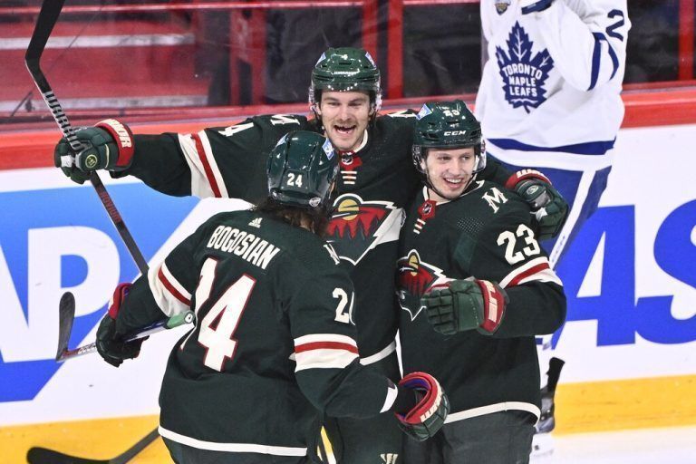 Groß war der Jubel als Jon Merrill (Mitte) nach einem herrlichen Assist von Marco Rossi (Nummer 23) für den Führungstreffer der Wild sorgte.ap