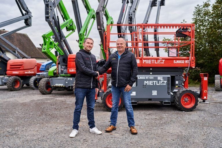 Harald Lorenz (r.) übergibt die Geschäftsführung an Markus Baschnegger. Neben der Vermietung und dem Verkauf werden auch Service und Reparaturen übernommen. mietlift