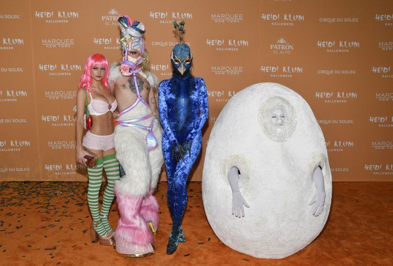 Heidi Klum mit Ehemann Tom als Pfauen-Ei, Tochter Leni und Bill Kaulitz.