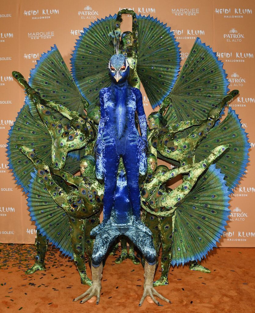 Heidi Klum feiert Halloween als schillernder Pfau