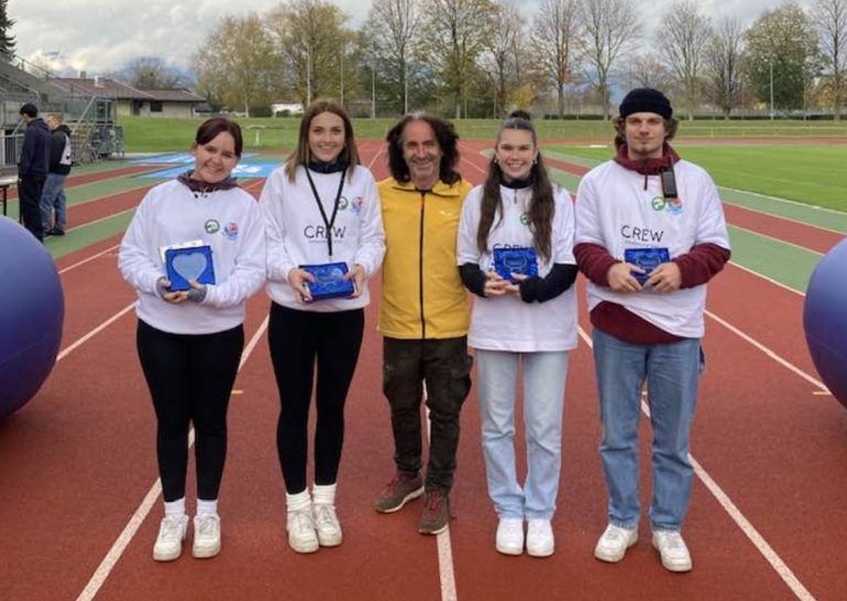 Stunde des Herzens Obmann Joe Fritsche übergab den Menschlichkeit-Award an die vier Schüler, die den Spendenlauf organisiert hatten. <span class="copyright">MIMA (6)</span>