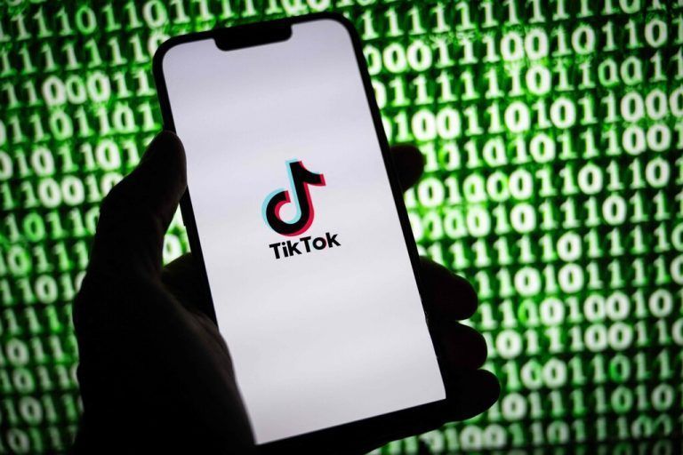 Im Kampf gegen Falschnachrichten und Hetze fordert die  EU-Kommission von TikTok künftig mehr Einsatz. afp