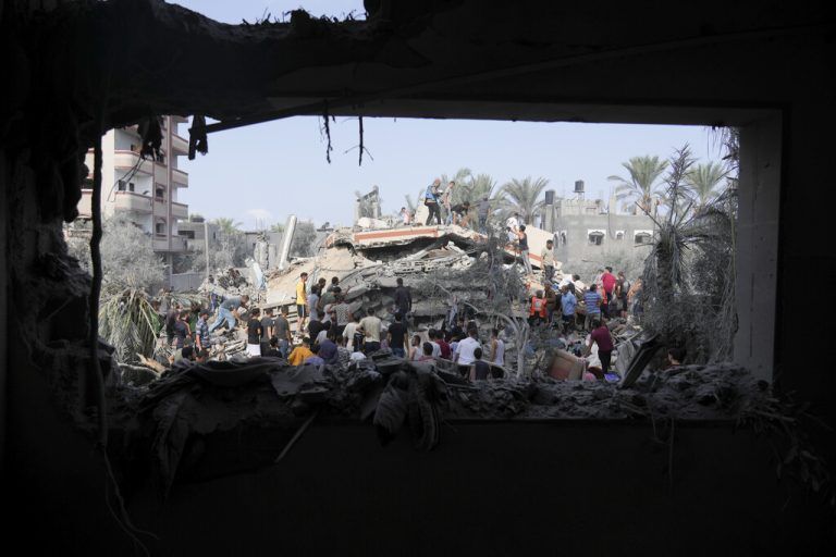 Im Kriegsgebiet des Gazastreifens läuft die Suche nach Überlebenden.AP