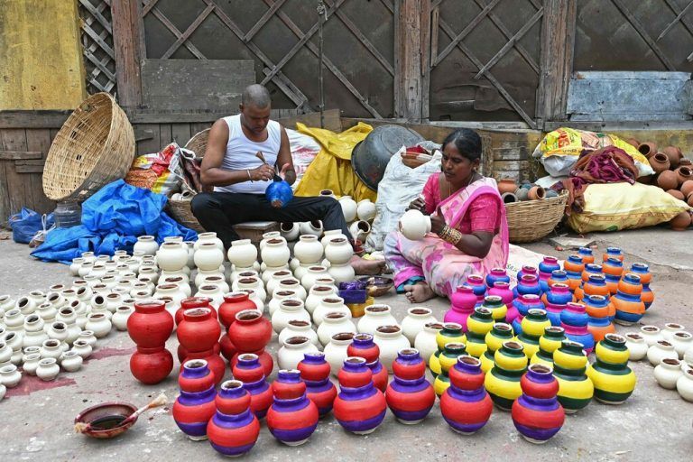 Im Vorfeld von Diwali, dem hinduistischen Lichterfest, bemalen Kunsthandwerker in Hyderabad, Indien, Töpfe in leuchtenden Farben. AFP