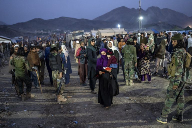 Im Zuge der angedrohten Massenabschiebungen aus Pakistan haben nach Regierungsangaben inzwischen mehr als 200.000 Afghanen das südasiatische Land verlassen. AP