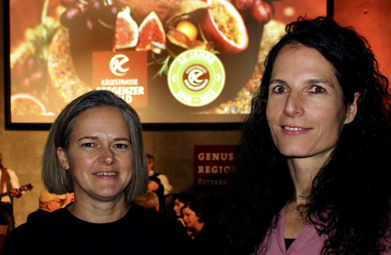 Zusammenarbeit von Käsestraße und Tourismus: die Geschäftsführerinnen Christina Rusch und Cornelia Kriegner (l.).