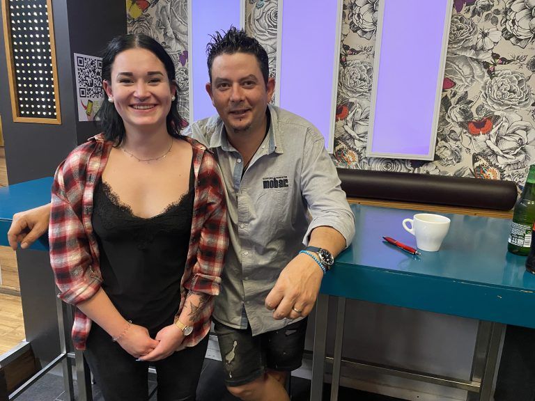 Inhaber Tobias Kieber mit Kellnerin Kathrin.
