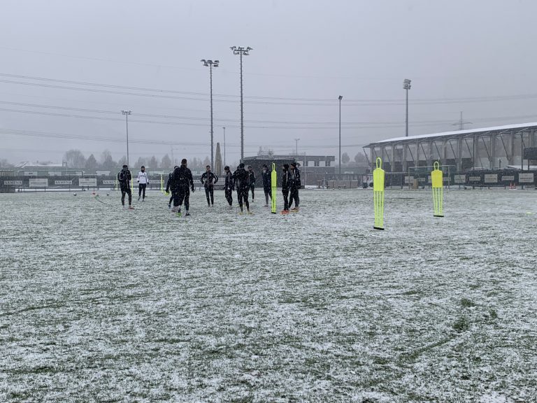 Für etwas Farbe sorgten in Altach die Freistoß-Trainingsdummys.VN