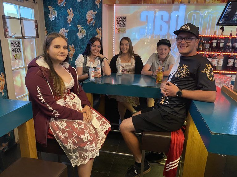 Sarah, Ramona, Jaki, Yannick und Liam treffen sich jedes Wochenende in der Mobar. VN/JUN (2)