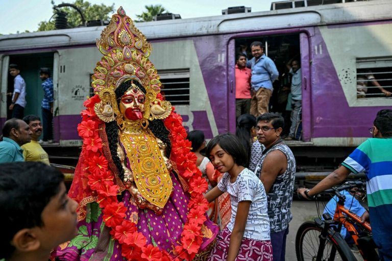 In Indien ist am Sonntag beim traditionellen Festival Kali Puja die hinduistische Göttin Kali gefeiert worden. AFP