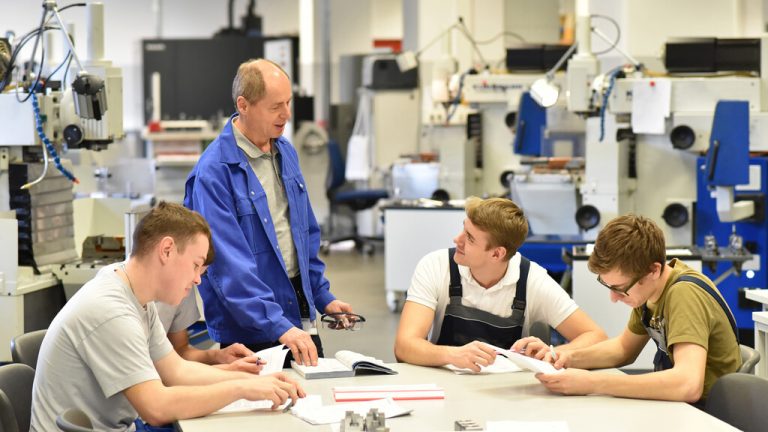 In Vorarlberg ist es Ziel, jedem Jugendlichen eine qualifizierte Ausbildung zu vermitteln. Shutterstock