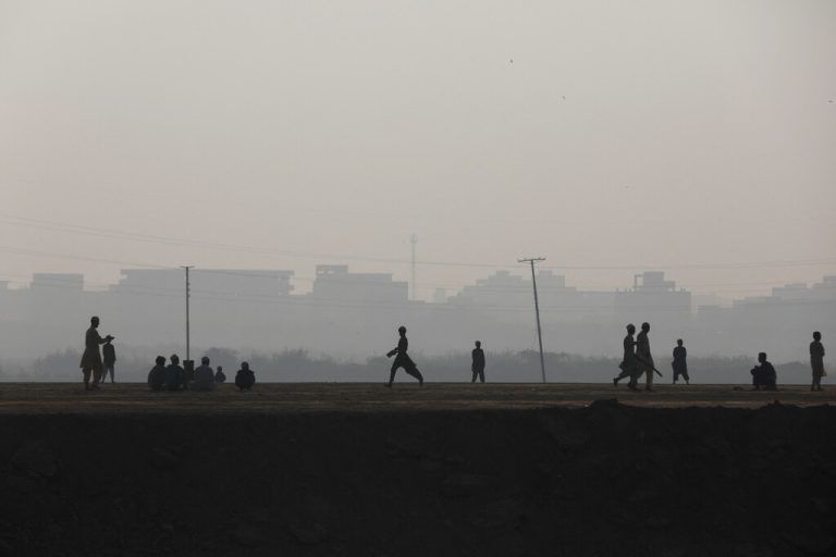 Inmitten des Smogs in der pakistanischen Metropole Karatschi sind die Silhouetten von Kindern zu sehen, die Cricket spielen. reuters