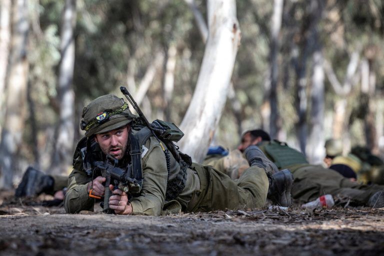 Israelische Militärs begeben sich nach einem angedrohten Angriff in Deckung.