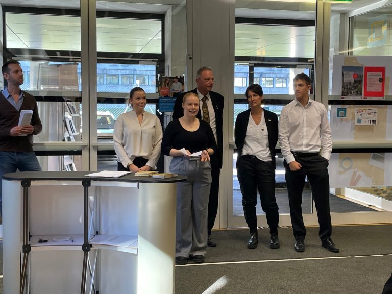 Helga Weinzierl stellt das Projekt der Jobmesse im Rahmen der Matura-Diplomarbeit vor.