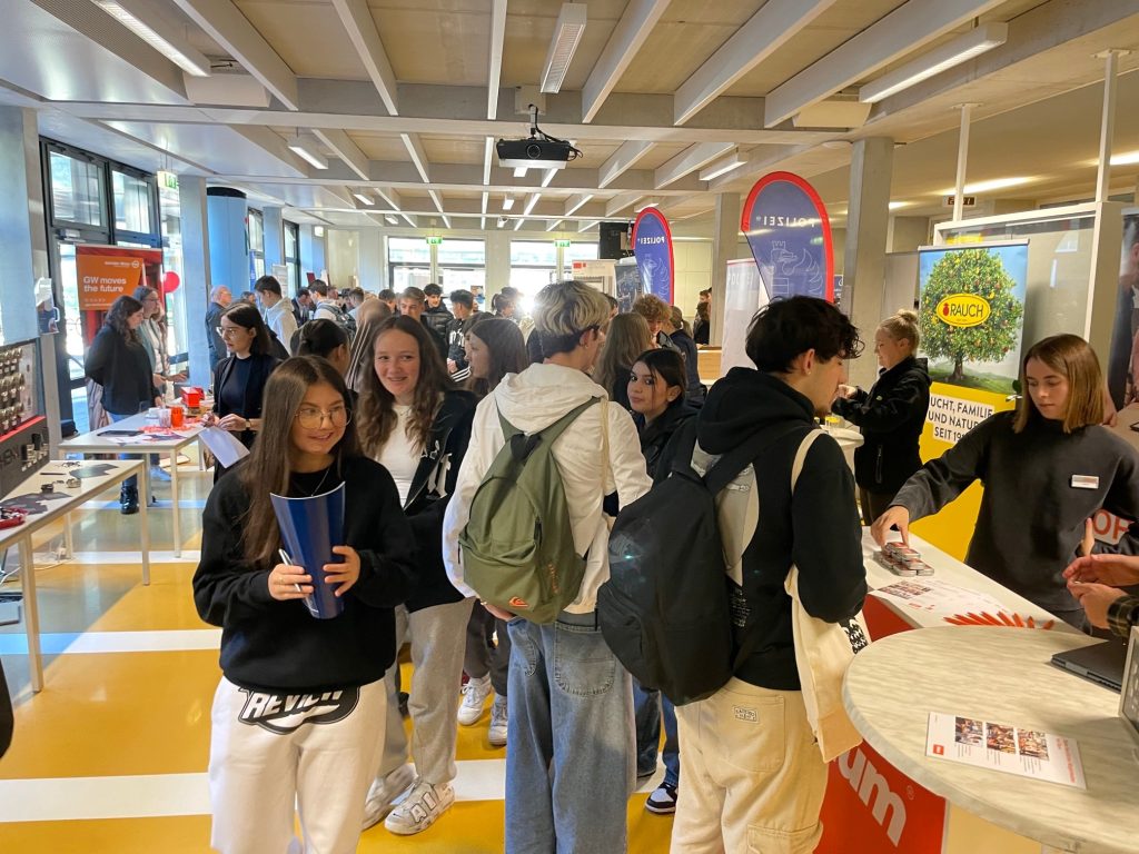 Erste Jobmesse der HAK HAS Feldkirch von vielen Schülern gestürmt
