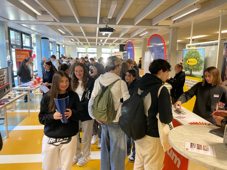 Zahlreiche Schüler nutzten die Gelegenheit, sich über verschiedenste Arbeitgeber zu informieren.